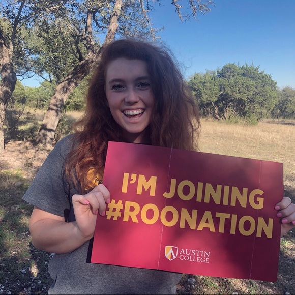 Meet your Posher, Zoe - Picture 2 of 2